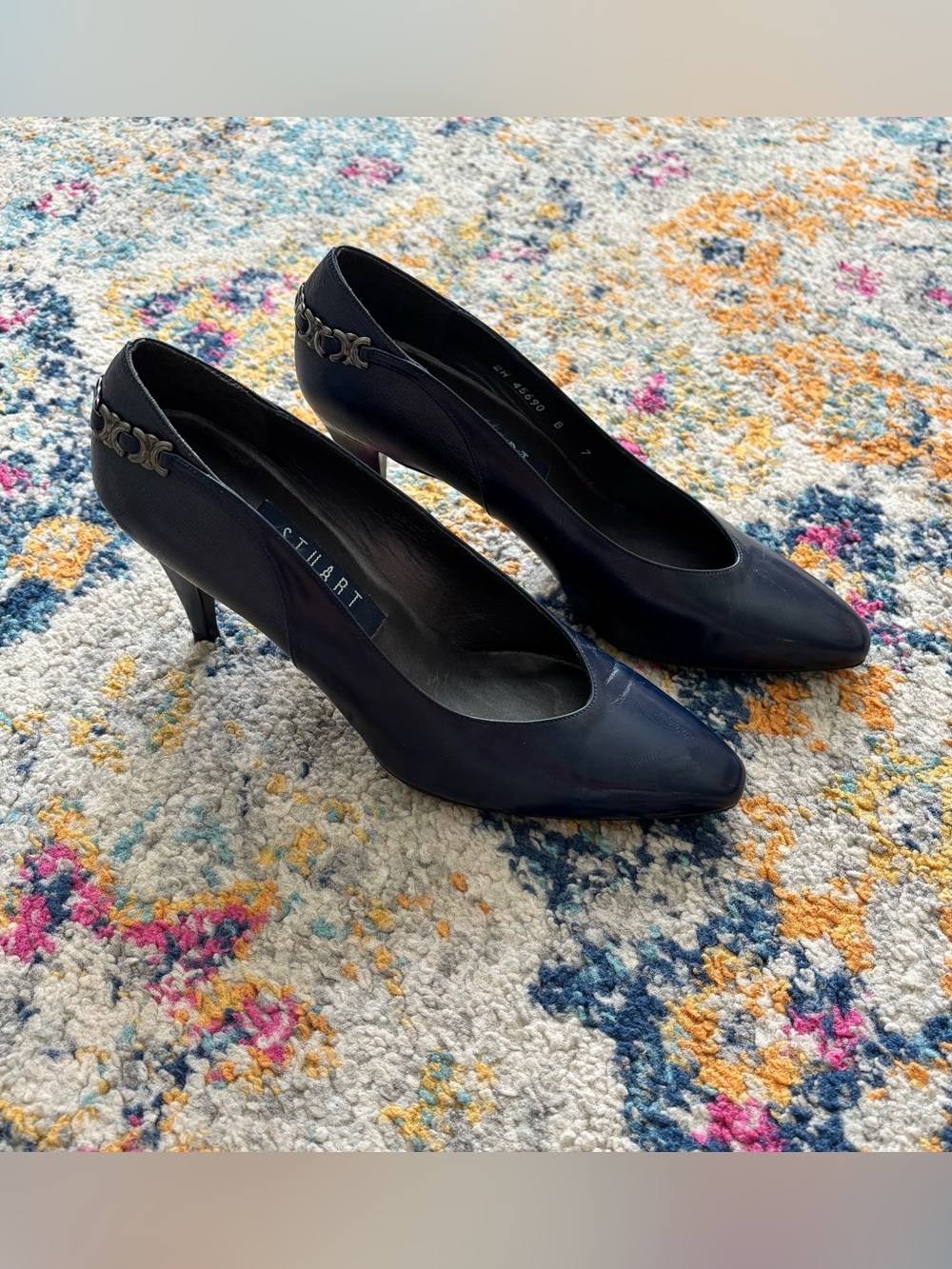 Stuart Weitzman Women's Leather Pumps Navy with decorative chain Size 7